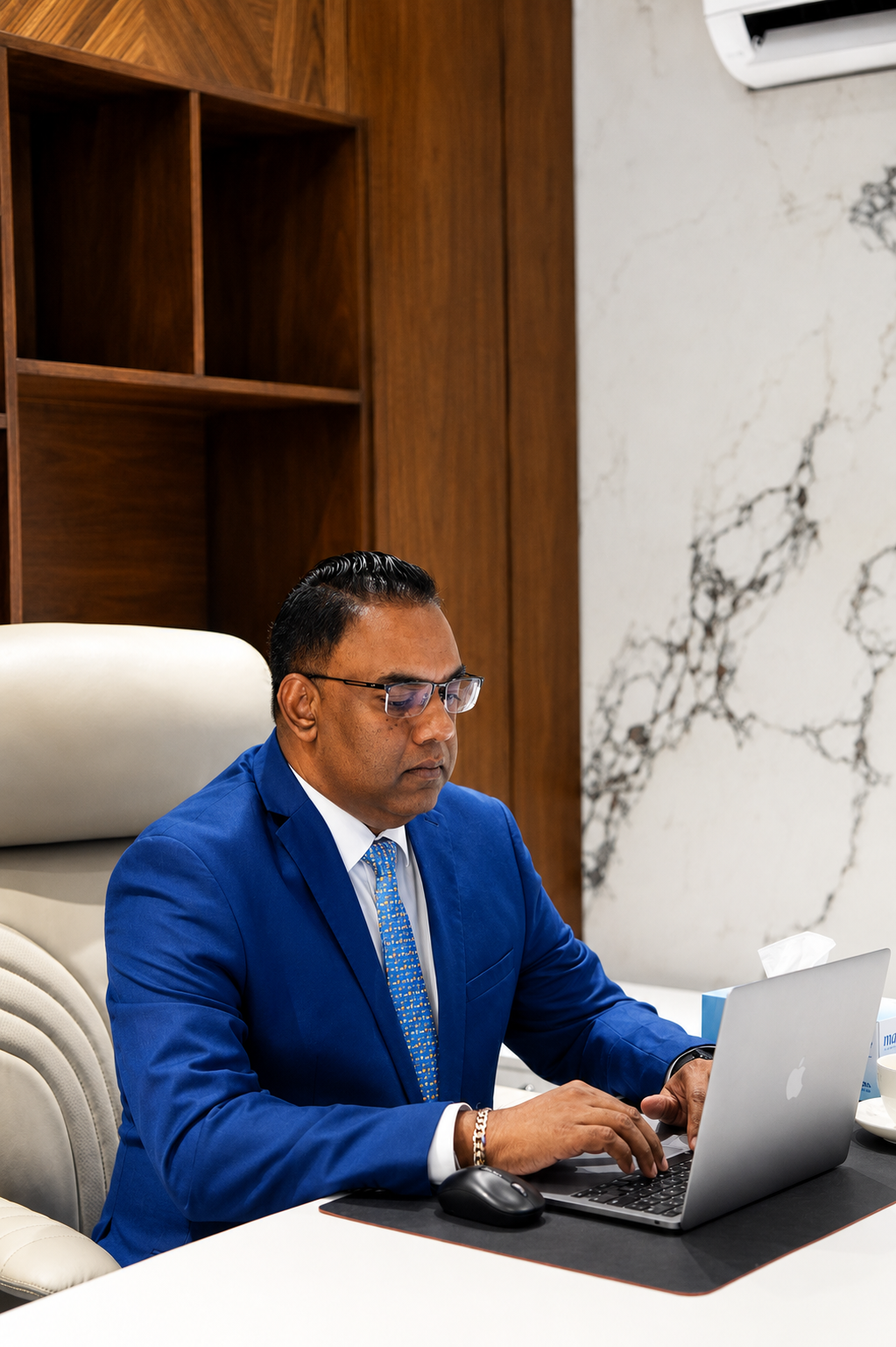 Chaminda De Silva advising a client